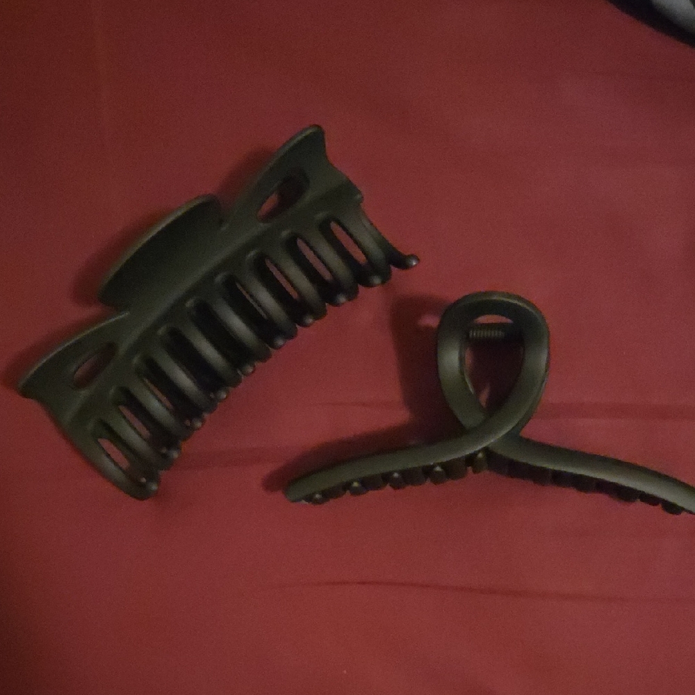 3/15🦇 Set Of 2 Matte Black Hair Claw Clips